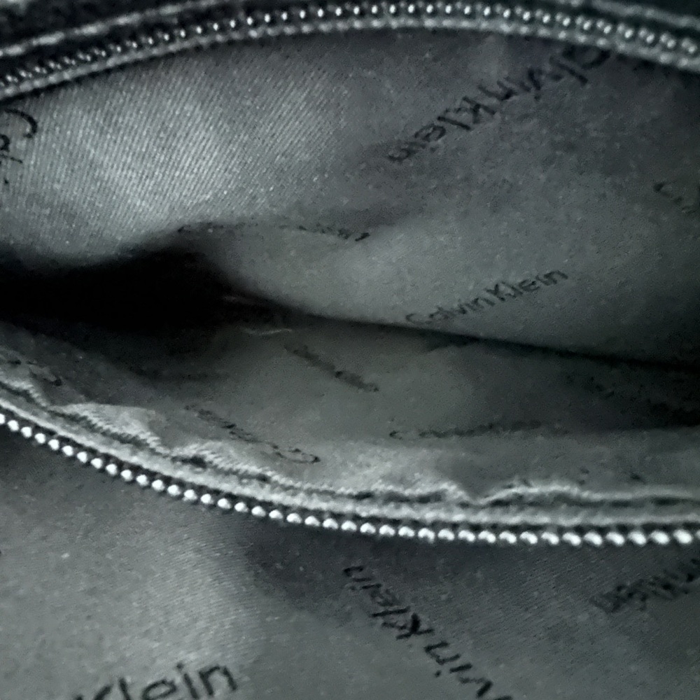 Calvin Klein long crossover shoulder handbag with 3 sections for storage. - Picture 4 of 4